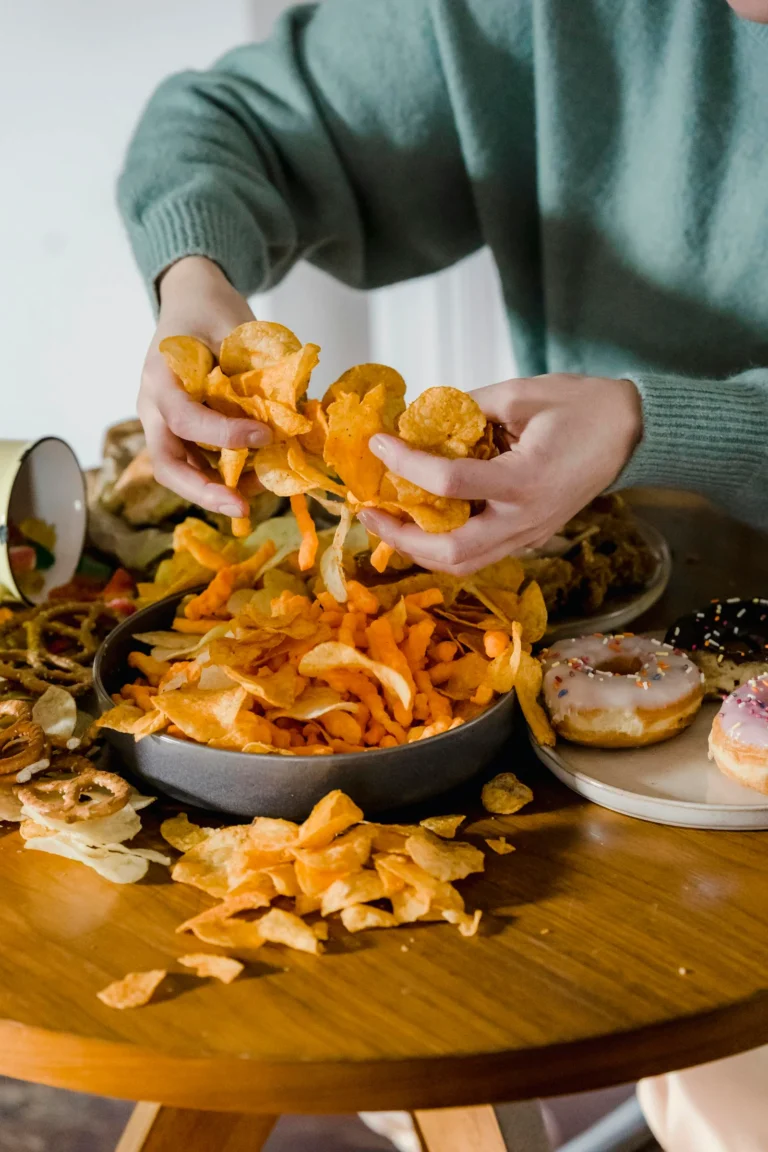 hyperphagie et boulimie : excès de chips et donuts, lien avec l'obésité et les troubles alimentaires