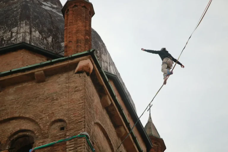 un acrobate sur un fil, symbole d'une personnalité borderline - tca-therapiecom