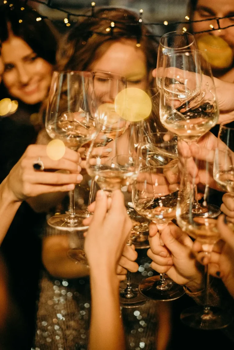 Alcoolorexie : causes et solutions, soirée festive avec consommation d’alcool